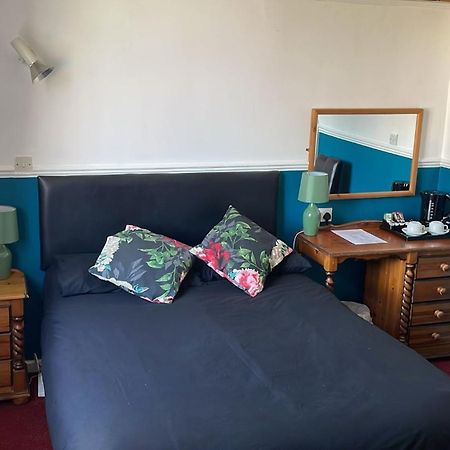 וולברהאמפטון Barons Court Hotel מראה חיצוני תמונה