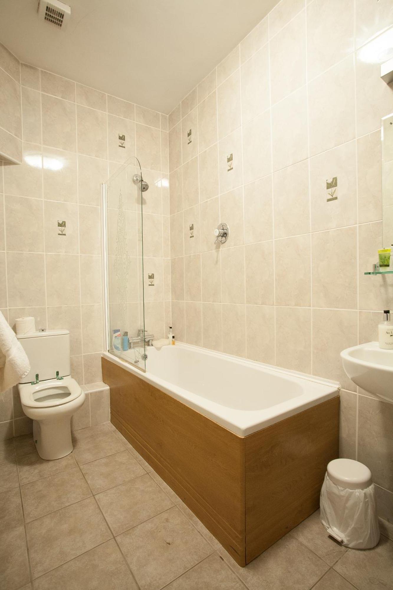 וולברהאמפטון Barons Court Hotel מראה חיצוני תמונה