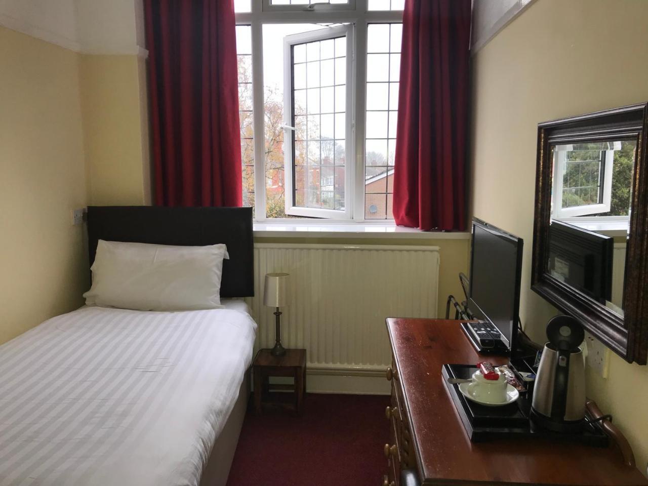 וולברהאמפטון Barons Court Hotel מראה חיצוני תמונה
