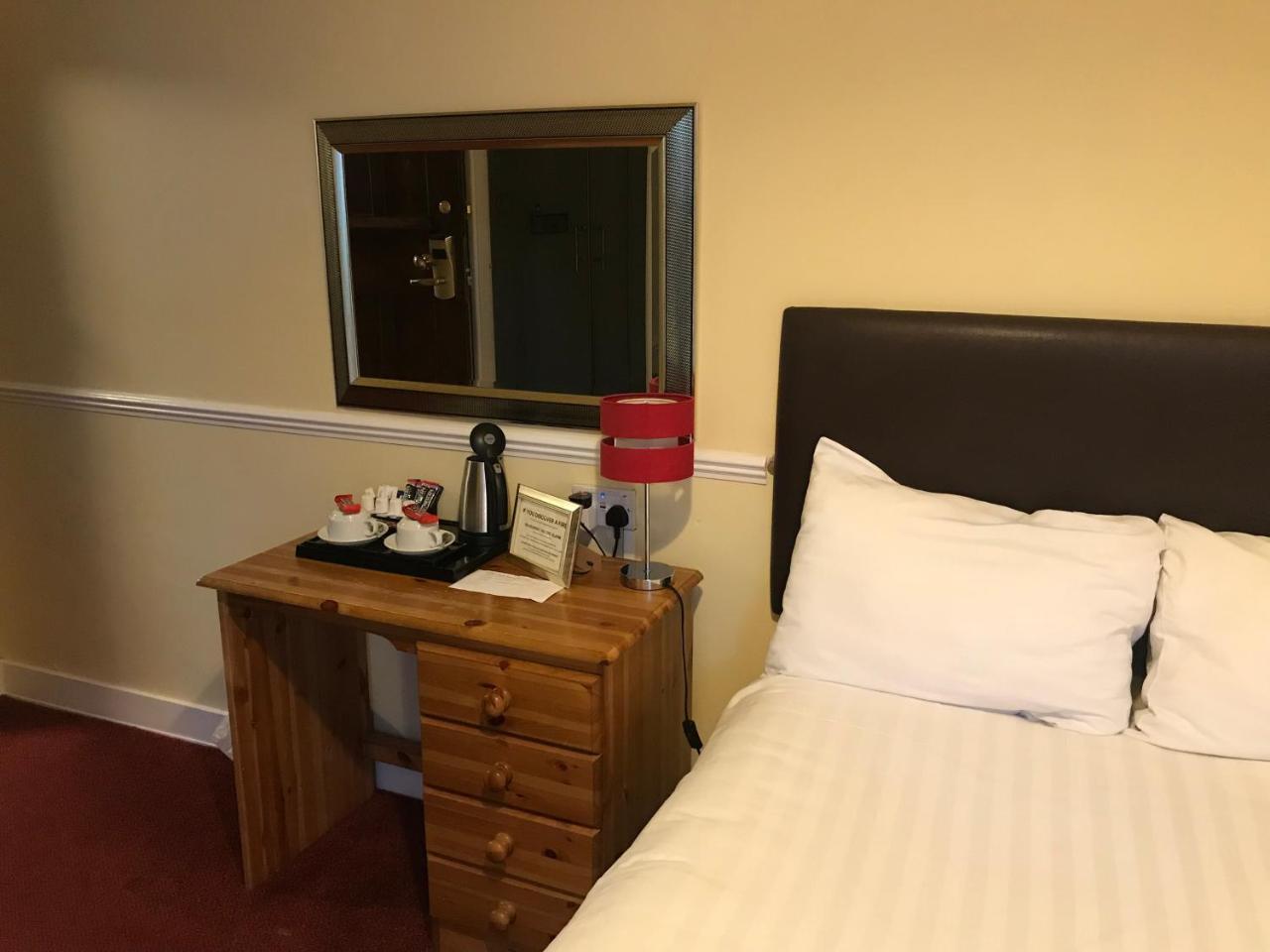 וולברהאמפטון Barons Court Hotel מראה חיצוני תמונה