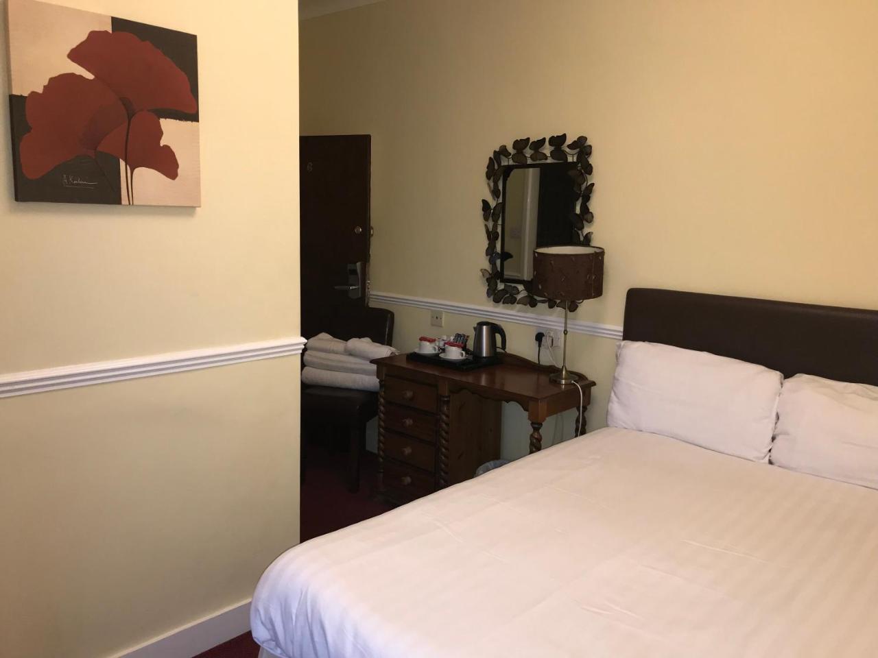 וולברהאמפטון Barons Court Hotel מראה חיצוני תמונה